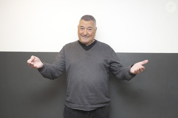 Exclusif - Jean-Marie Bigard pose en marge de sa venue sur le plateau de l'enregistrement de l'émission " Face à Hanouna " présentée par P.De La Tour Du Pin et diffusée sur C8 le 17 novembre 2024, à Paris, France, le 14 novembre 2024. © Jack Tribeca/Bestimage