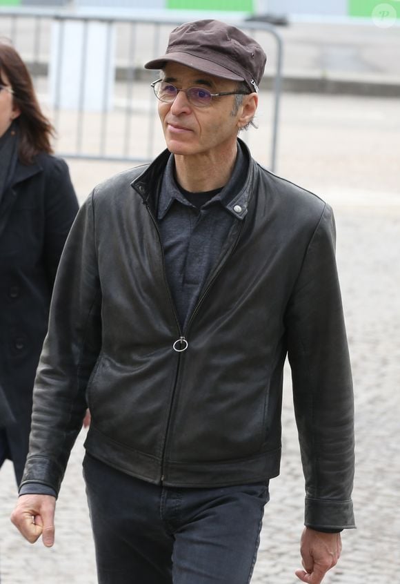 “Il est d’une très grande gentillesse”, résume-t-il à propos de Jean-Jacques Goldman

Jean-Jacques Goldman lors des obsèques de Véronique Colucci au cimetière communal de Montrouge, le 12 avril 2018.