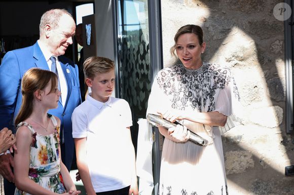 Le prince Albert II de Monaco, la princesse Charlène de Monaco, le prince Jacques de Monaco, marquis des Baux, et la princesse Gabriella de Monaco, comtesse de Carladès, ont été accueillis à Mur-de-Barrez en Aveyron, le 9 juillet 2025.

© J.C Vinaj / Pool / Bestimage