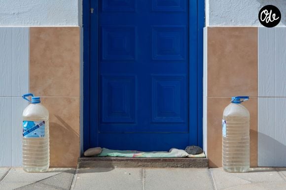 De simples bouteilles en plastique congelées et placées en hauteur permettent de créer un cycle d'air frais.