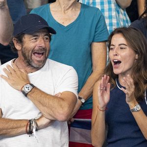Patrick Bruel et son amie Clémence assistent aux épreuves de natation lors des Jeux Olympiques de Paris 2024 (JO) à La Défense Arena à Nanterre le 2 aout 2024. © Perusseau-Jacovides/Bestimage