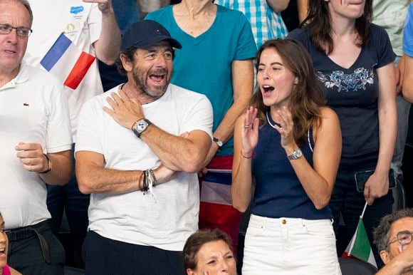 Patrick Bruel et son amie Clémence assistent aux épreuves de natation lors des Jeux Olympiques de Paris 2024 (JO) à La Défense Arena à Nanterre le 2 aout 2024. © Perusseau-Jacovides/Bestimage