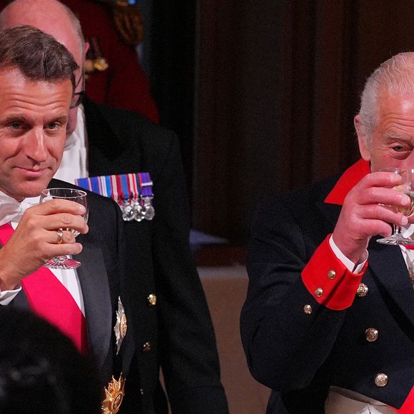 Le président Emmanuel Macron et sa femme Brigitte Macron lors d'un dîner d'état au chateau de Windsor avec le roi Charles III d'Angleterre et la reine consort Camilla le 8 juillet 2025.

© Yui Mok / Pool / Julien Burton via Bestimage