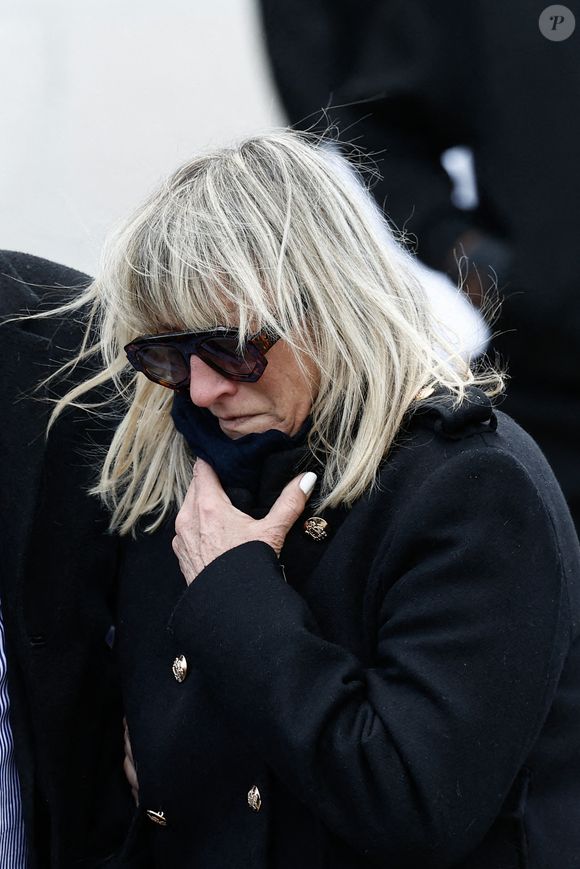 Depuis 15 jours, sa jument est malade et les vétérinaires n'arrivent pas à faire un diagnostic de son état.

Christine Bravo - Sorties des obsèques d'Isabelle Mergault à la Coupole du Père-Lachaise à Paris le 30 mars 2026. © Cyril Moreau - Dominique Jacovides / Bestimage