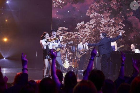 Gaetan Roussel, Esther Abrami, Claudio Capéo, Laury Thilleman, André Manoukian, lors de l'enregistrement de l'émission "La fête de la chanson française - 20 ans d'émotions" présentée par L.Thilleman et A.Manoukian, et diffusée le 17 avril sur France 3 à Paris, France, le 9 décembre 2025. © Jack Tribeca/Bestimage