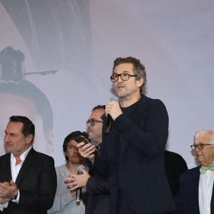 Exclusif - Guillaume Canet remercie son équipe, avec Marion Cotillard, Philippe Canet (le père de Guillaume), Gilles Lellouche, Matthieu Chedid alias M et Laura Felpin - Première du film Astérix et Obélix "L'Empire du Milieu" au cinéma Le Grand Rex à Paris le 15 janvier 2023. © Bertrand Rindoff / Bestimage