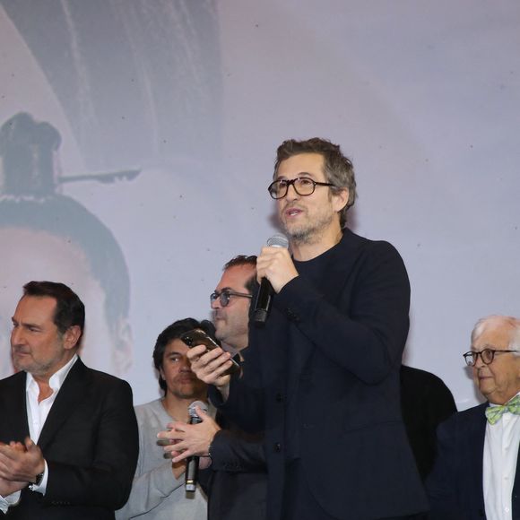 Exclusif - Guillaume Canet remercie son équipe, avec Marion Cotillard, Philippe Canet (le père de Guillaume), Gilles Lellouche, Matthieu Chedid alias M et Laura Felpin - Première du film Astérix et Obélix "L'Empire du Milieu" au cinéma Le Grand Rex à Paris le 15 janvier 2023. © Bertrand Rindoff / Bestimage