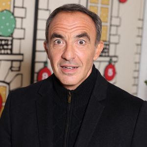 Si cette soirée était marquée par l'émotion, elle a aussi été le théâtre d'un petit couac technique.

Nikos Aliagas assiste à l'inauguration de Star Academy Pop Up à Paris, France, le 17 décembre 2025. Photo par Jerome Domine/ABACAPRESS.COM