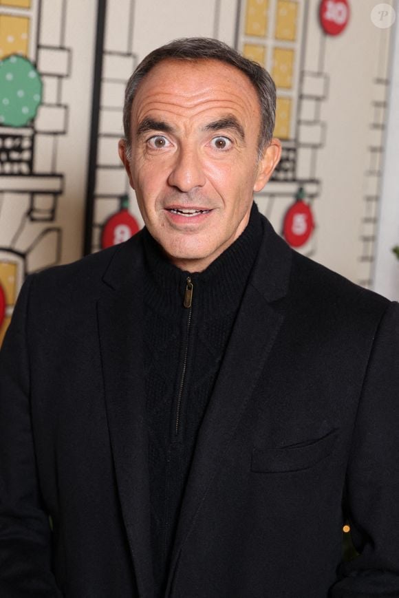 Si cette soirée était marquée par l'émotion, elle a aussi été le théâtre d'un petit couac technique.

Nikos Aliagas assiste à l'inauguration de Star Academy Pop Up à Paris, France, le 17 décembre 2025. Photo par Jerome Domine/ABACAPRESS.COM