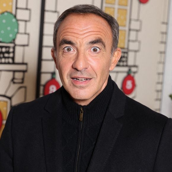 Si cette soirée était marquée par l'émotion, elle a aussi été le théâtre d'un petit couac technique.

Nikos Aliagas assiste à l'inauguration de Star Academy Pop Up à Paris, France, le 17 décembre 2025. Photo par Jerome Domine/ABACAPRESS.COM