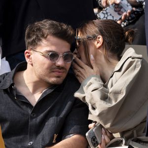 Antoine Dupont et sa compagne Iris Mittenaere en tribunes lors de la finale messieurs des Internationaux de France de Tennis de Roland Garros 2025 (jour 15), à Paris, France, le 8 juin 2025. © Cyril Moreau/Bestimage