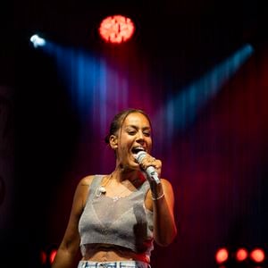 Amel Bent explique aujourd'hui comprendre davantage cette exigence qui l'a aidée à se construire.

Amel Bent en concert au festival Music en ciel à Saint-Priest le 12 juillet 2025. Photo : Sandrine Thesillat / PsNewZ