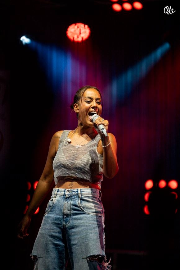 Amel Bent explique aujourd'hui comprendre davantage cette exigence qui l'a aidée à se construire.

Amel Bent en concert au festival Music en ciel à Saint-Priest le 12 juillet 2025. Photo : Sandrine Thesillat / PsNewZ