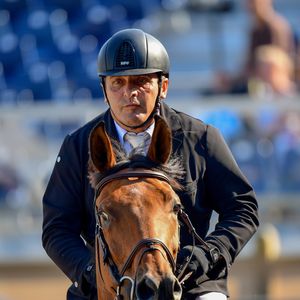 Proche depuis de nombreuses années de Nicolas Sarkozy, le milliardaire entretient avec l’ancien président une relation mêlant amitié, affaires et passions communes, notamment dans le milieu équestre. 

Serge Varsano sur Luca Toni lors du Prix Georgette Mag pendant le Longines Paris Eiffel Jumping au Champ de Mars à Paris, France, le 7 juillet 2018. © Pierre Perusseau/Bestimage