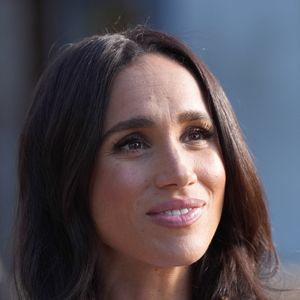 C’est plus précisément sur le compte Instagram de Meghan Markle, ce dimanche 13 septembre 2026, que la jeune maman a décidé de poster une sélection de plusieurs vidéos, sur lesquelles elle a ajouté le drapeau de l’Angleterre, suivi d’un émoji cœur. 

La duchesse de Sussex (Meghan Markle) participe à la « Scar Tree Walk » à Melbourne, dans l'État de Victoria, lors du troisième jour de la visite royale en Australie. Ce parcours relie les cultures et les histoires traditionnelles et contemporaines des peuples aborigènes de la Nation Kulin. Date de la photo : jeudi 16 avril 2026. © PA Photo / Bestimage