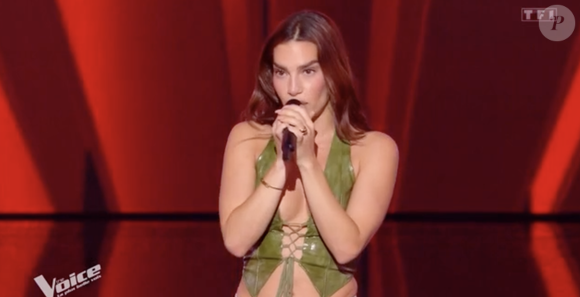 Il s'agit de Scarlett Avedikian, une danseuse qu'il avait rencontrée dans la comédie musicale "Robin des Bois". 

Scarlett Avedikian dans "The Voice", TF1, le 8 février 2025.