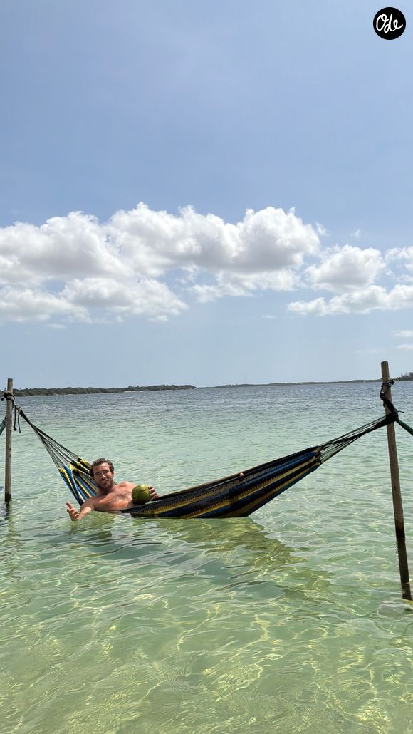 Les deux amoureux ont dévoilé plusieurs images de leur escapade paradisiaque sur leurs réseaux sociaux.

Martin Kretz au Brésil en août 2026

Capture d'écran d'une story publiée sur le compte Instagram de Martin Kretz