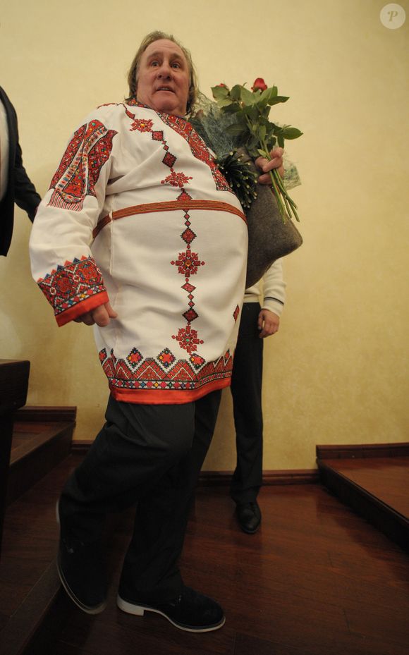 Gerard Depardieu s'est rendu le 6 janvier 2013 a Saransk, capitale de la Mordovie, republique autonome russe, ou il a ete accueilli en fanfare par le gouverneur de la region Vladimir Volkov. Des femmes, en costume traditionnels, ont chante a son arrivee sur le tarmac de l'aeroport de Saransk.
ITAR TASS / BESTIMAGE