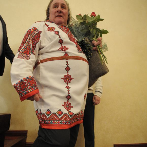 Gerard Depardieu s'est rendu le 6 janvier 2013 a Saransk, capitale de la Mordovie, republique autonome russe, ou il a ete accueilli en fanfare par le gouverneur de la region Vladimir Volkov. Des femmes, en costume traditionnels, ont chante a son arrivee sur le tarmac de l'aeroport de Saransk.
ITAR TASS / BESTIMAGE