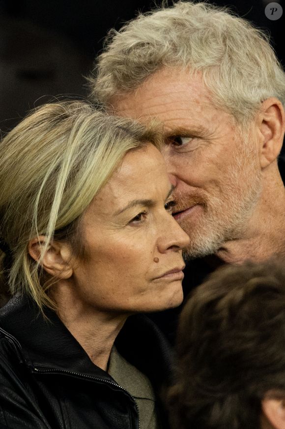 Denis Brogniart et sa femme Hortense - Célébrités dans les tribunes du match de qualification de la Coupe du monde 2026 entre la France contre l'Ukraine (4-0) au Parc des Princes à Paris le 13 novembre 2025. © Cyril Moreau/Bestimage