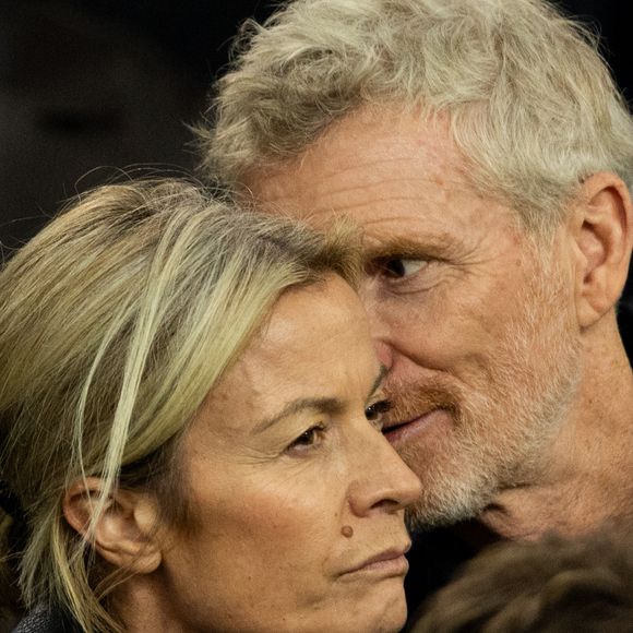 Denis Brogniart et sa femme Hortense - Célébrités dans les tribunes du match de qualification de la Coupe du monde 2026 entre la France contre l'Ukraine (4-0) au Parc des Princes à Paris le 13 novembre 2025. © Cyril Moreau/Bestimage
