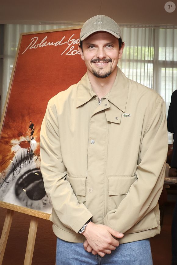 Juan Arbelaez a même déjà fait une première incursion dans le septième art en 2021, en prêtant sa voix pour le film d'animation Disney Encanto.

Juan Arbelaez lors de la conférence de presse du tournoi de tennis du Grand Chelem de Roland-Garros 2026, au stade Roland-Garros à Paris, France, le 16 avril 2026. Jack Tribeca/Bestimage