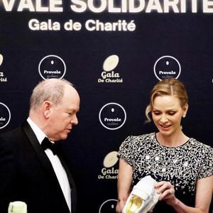 Le prince Albert II de Monaco, La princesse Charlène de Monaco, Malik Hamadache, président de Provale lors de la soirée de gala Provale Solidarité à l'hôtel Four Seasons Hôtel, George V à Paris le 13 mars 2026. © Dominique Jacovides / Bestimage