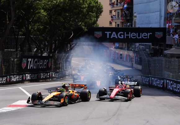 Lando Norris de McLaren bloque dans le premier virage devant Charles Leclerc de Ferrari lors du Grand Prix de Monaco sur le Circuit de Monaco, Monte Carlo. Date de la photo : dimanche 25 mai 2025. Grand Prix de Monaco - Course - Circuit de Monaco ... 25-05-2025. Le crédit photo doit être lu comme suit : David Davies/PA Wire.