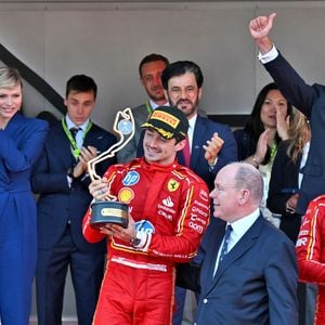 Oscar Piastri, Charles Leclerc, Carlos Sainz, le prince Albert II de Monaco, la princesse Charlène de Monaco, Pierre Casiraghi, Andrea Casiraghi, Marie Chevallier, Louis Ducruet, Mohammed Ben Sulayem - Le prince Albert II de Monaco et la princesse Charlène de Monaco ne cachent pas leurs joies et leurs émotions en remettant à Charles Leclerc le trophée du  vainqueur du Grand Prix de Formule 1 (F1) de Monaco. Monaco, le 26 mai 2024.
© Bruno Bebert/Bestimage