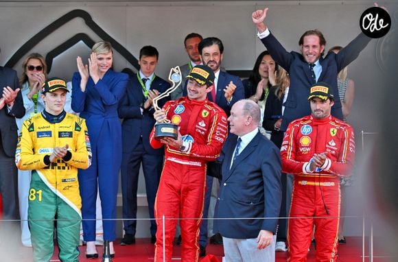 Oscar Piastri, Charles Leclerc, Carlos Sainz, le prince Albert II de Monaco, la princesse Charlène de Monaco, Pierre Casiraghi, Andrea Casiraghi, Marie Chevallier, Louis Ducruet, Mohammed Ben Sulayem - Le prince Albert II de Monaco et la princesse Charlène de Monaco ne cachent pas leurs joies et leurs émotions en remettant à Charles Leclerc le trophée du  vainqueur du Grand Prix de Formule 1 (F1) de Monaco. Monaco, le 26 mai 2024.
© Bruno Bebert/Bestimage