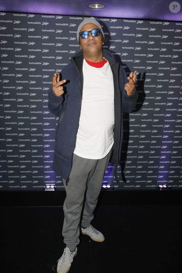 "C'est avec beaucoup de tristesse et de déception que nous vous annonçons que Doc Gynéco est contraint d'annuler ses prochaines dates de concert, pour des raisons personnelles et médicales. 

Doc Gynéco - Soirée de lancement BoohooMan x Dadju à l'Institut du Monde Arabe à Paris, le 29 octobre 2019. © Veeren Ramsamy-Christophe Clovis/Beswtimage