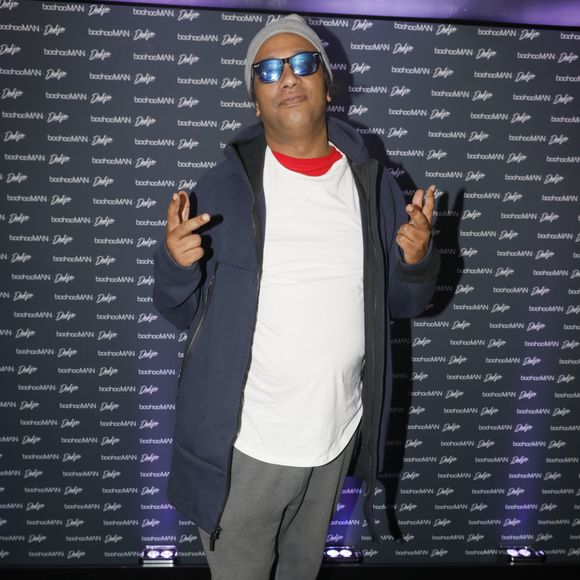 "C'est avec beaucoup de tristesse et de déception que nous vous annonçons que Doc Gynéco est contraint d'annuler ses prochaines dates de concert, pour des raisons personnelles et médicales. 

Doc Gynéco - Soirée de lancement BoohooMan x Dadju à l'Institut du Monde Arabe à Paris, le 29 octobre 2019. © Veeren Ramsamy-Christophe Clovis/Beswtimage