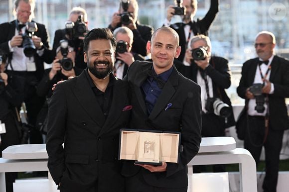 Tawfeek Barhom et Adnan Al Rajeev posent avec la Palme d'Or du meilleur court métrage pour "I'm Glad You're Dead Now" lors du photocall des lauréats de la Palme d'Or au 78ème Festival de Cannes au Palais des Festivals le 24 mai 2025 à Cannes, France, le 24 mai 2025. Photo de David Niviere/ABACAPRESS.COM