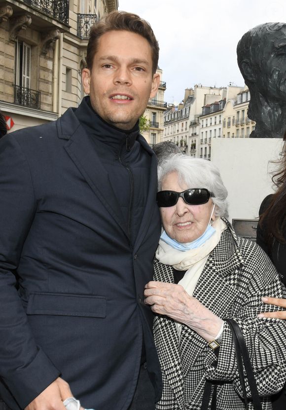La soeur de Charles Aznavour sera inhumée aux côtés de son frère.

Carrefour de l'Odéon à Paris - Inauguration du buste de Charles Aznavour au Carrefour de l'Odéon dans le 6ème arrondissement de Paris le 22 mai 2021. © Coadic Guirec/Bestimage