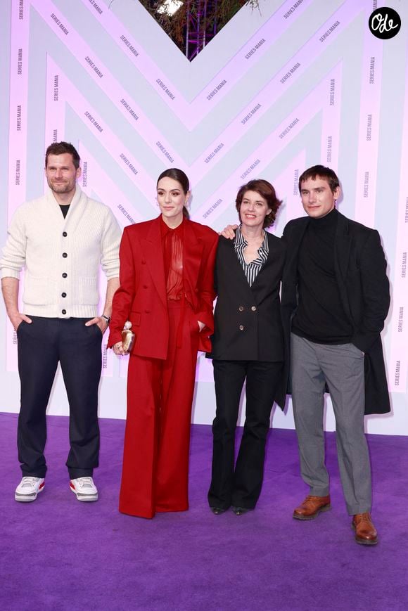 Elle incarne le rôle de Giulia, une maman devenue veuve après l'accident de voiture de son mari, interprété par Alexis Michalik.

Alexis Michalik, Sofia Essaidi, Irène Jacob, Arcadi Radeff dans la série Intraçables lors du Festival Séries Mania à Lille le 23 mars 2025 
© Chrisotphe Aubert via Bestimage