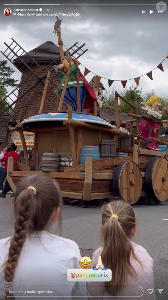 Dimanche 25 mai, elle a partagé une vidéo de ses deux filles en train de profiter de la parade du parc Astérix, via sa story Instagram.

Jeanne et Alice, les filles de Nathalie Péchalat et Jean Dujardin, au parc Astérix dimanche 25 mai 2025 © Instagram