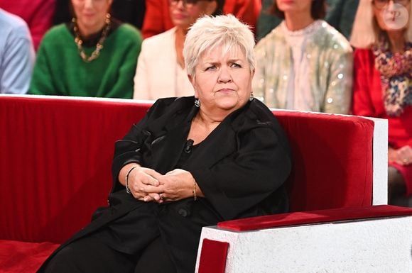 C'est malin !" : Mimie Mathy touchée en plein coeur par une surprise très  personnelle, elle pleure sur le canapé rouge Michel Drucker - Purepeople