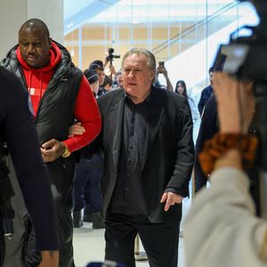 Gérard Depardieu à son procès pour agressions sexuelles sur deux femmes lors d'un tournage de film en 2021, au tribunal correctionnel de Paris, France, le 27 mars 2025. Depardieu, 76 ans, qui a réalisé plus de 200 films et séries télévisées, a été accusé de comportement inapproprié par une vingtaine de femmes, mais c'est la première affaire à être jugée. Les deux plaignantes - Amélie, 54 ans, décoratrice, et Sarah (nom modifié), 34 ans, assistante réalisatrice - allèguent une agression sexuelle lors du tournage en 2021 de « Les Volets Verts » du réalisateur Jean Becker. © Denis Guignebourg/Bestimage