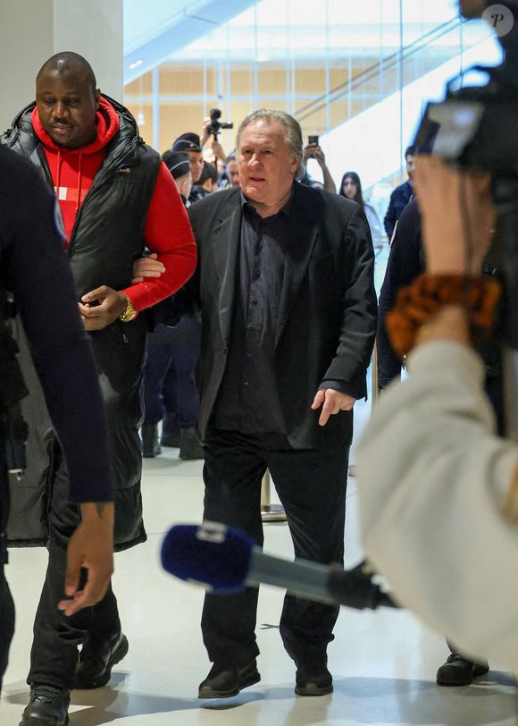 Gérard Depardieu à son procès pour agressions sexuelles sur deux femmes lors d'un tournage de film en 2021, au tribunal correctionnel de Paris, France, le 27 mars 2025. Depardieu, 76 ans, qui a réalisé plus de 200 films et séries télévisées, a été accusé de comportement inapproprié par une vingtaine de femmes, mais c'est la première affaire à être jugée. Les deux plaignantes - Amélie, 54 ans, décoratrice, et Sarah (nom modifié), 34 ans, assistante réalisatrice - allèguent une agression sexuelle lors du tournage en 2021 de « Les Volets Verts » du réalisateur Jean Becker. © Denis Guignebourg/Bestimage