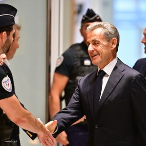 Toutefois, l'ancien maire de Neuilly-sur-Seine a été relaxé pour des chefs de recels de détournement de fonds publics et corruption passive.

Nicolas Sarkozy au Tribunal judiciaire (Batignolles, 32ème chambre correctionnelle) pour l'annonce de la décision dans le cadre du procès Lybien le 25 septembre 2025.

© Christian Liewig / Bestimage