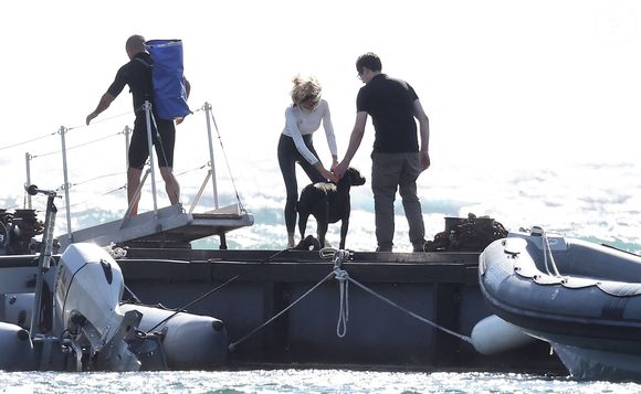 Le samedi après-midi, plusieurs membres de la famille ont profité d’une sortie en mer, dont Laurence et son compagnon Matthieu. 

Brigitte Macron profite en solo de son premier jour de vacances au Fort de Brégançon à Bormes-les-Mimosas le 30 juillet 2023. Le président Emmanuel Macron Macron et sa femme Brigitte sont arrivés au Fort de Brégançon samedi soir. Dimanche, Brigitte en sortie seule en combinaison de plongée avec son chien Némo et ses gardes du corps pour faire une ballade en bateau mais, la mer étant trop agitée, la première dame est rentrée plus vite que prévu avant de rejoindre son mari pour dîner.