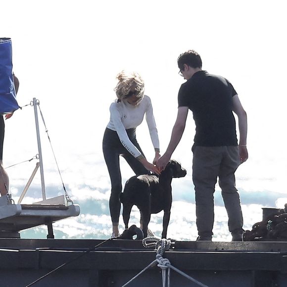 Le samedi après-midi, plusieurs membres de la famille ont profité d’une sortie en mer, dont Laurence et son compagnon Matthieu. 

Brigitte Macron profite en solo de son premier jour de vacances au Fort de Brégançon à Bormes-les-Mimosas le 30 juillet 2023. Le président Emmanuel Macron Macron et sa femme Brigitte sont arrivés au Fort de Brégançon samedi soir. Dimanche, Brigitte en sortie seule en combinaison de plongée avec son chien Némo et ses gardes du corps pour faire une ballade en bateau mais, la mer étant trop agitée, la première dame est rentrée plus vite que prévu avant de rejoindre son mari pour dîner.