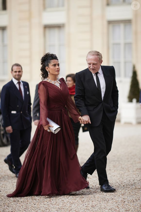 Salma Hayek et son mari François-Henri Pinault - Arrivée des invités au dîner d'Etat en l'honneur du président chinois Xi Jinping et de sa femme la Première Dame Peng Liyuan au palais présidentiel de l'Elysée à Paris, France, le 6 mai 2024. © Cyril Moreau/Bestimage