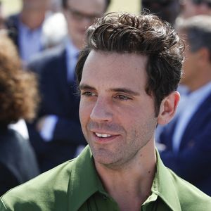 Mika - Le chanteur Mika devient le parrain de la Mêlée des Chœurs et rencontre, des élèves du CM1 à la Terminale qui interpréteront les hymnes nationaux des 48 matchs de la Coupe du Monde de Rugby 2023, à Gennevilliers, France, le 31 mai 2023. Michael Baucher / Panoramic / Bestimage