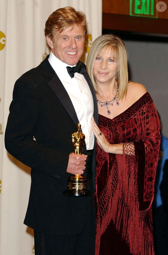 Le 24 mars 2002, Barbra Streisand a remis un prix honorifique à Robert Redford lors de la 74e cérémonie des Oscars au Kodak Theatre à Hollywood, Los Angeles. Photo : PA Photos/ABACA