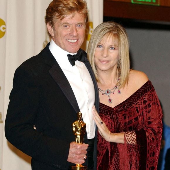Le 24 mars 2002, Barbra Streisand a remis un prix honorifique à Robert Redford lors de la 74e cérémonie des Oscars au Kodak Theatre à Hollywood, Los Angeles. Photo : PA Photos/ABACA