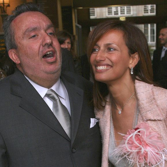 Face au mal qui le ronge, le comique a décidé de se battre, aidé par sa femme, Isabelle

Le jeune marié Dominique Farrugia et sa femme Isabelle posent pour les photographes après leur mariage qui s'est déroulé à la mairie du 16e arrondissement de Paris, France, le samedi 22 janvier 2005. Photo par Mousse/ABACA.