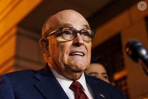 Il s'agissait de Rudy Giuliani, ancien maire de New York et avocat du président Donald Trump, connu pour avoir affirmé que l'élection présidentielle de 2020 avait été volée à Donald Trump. 

Rudy Giuliani, ex-maire de New York et ancien avocat de Donald Trump en décembre 2023. Credit Image: © Aaron Schwartz/ZUMA Press Wire
