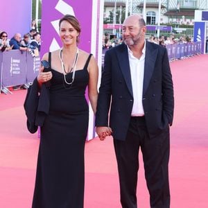Kad Merad et sa femme Julia Vignali à la première du film "Nouvelle Vague" lors du 51éme Festival du Cinéma Américain de Deauville le 12 septembre 2025.

© Denis Guignebourg / Bestimage