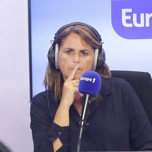 Valérie Benaim s'est absentée.

Exclusif - Valérie Benaim sur le plateau de l'émission "On marche sur la tête", diffusée en direct sur Europe 1. © Jack Tribeca / Bestimage